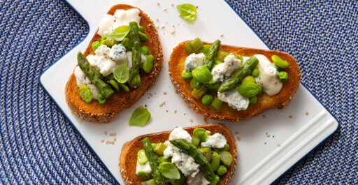 Röstbrötchen mit erbsen, spargel und ackerbohnen, mildem Gorgonzola g.U. und basilikum