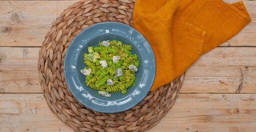 Fusilli mit spinat-pesto mit zitronenschale und würzigen Gorgonzola-würfeln
